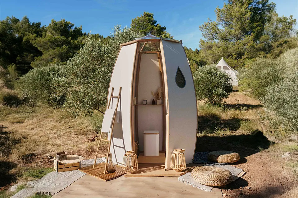 Off-grid toilet in a tippi